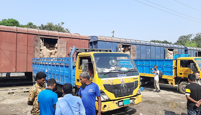 সিরাজগঞ্জে খালাস হচ্ছে ভারত থেকে আনা পেঁয়াজের চালান