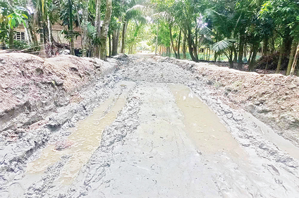 কেশবপুরে চার মাস খুঁড়ে রাখা হয়েছে রাস্তা