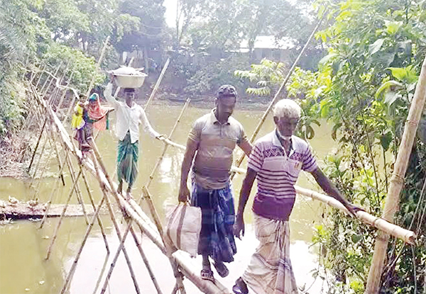 পাঁচ গ্রামের মানুষের একমাত্র ভরসা বাঁশের সাঁকো