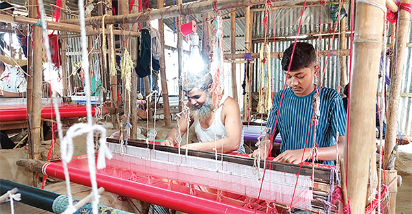 জামালপুরে ব্যস্ততা বেড়েছে জামদানি পাড়ায়