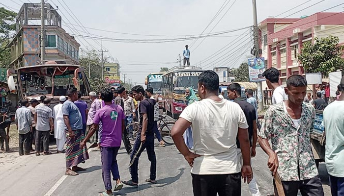 বগুড়ায় বাস-প্রাইভেটকার সংঘর্ষে নিহত ৩