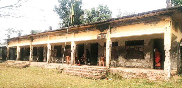 আদালতে হাজির থেকেও স্কুলের হাজিরা খাতায় প্রধান শিক্ষকের উপস্থিতি