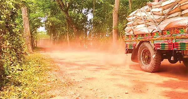 দুমকিতে দীর্ঘদিন রাস্তার নির্মাণকাজ বন্ধ