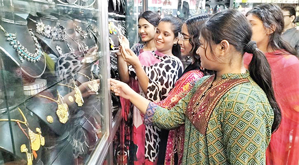 ইমিটেশনের অলঙ্কার কিনতে তরুণীদের ভিড়