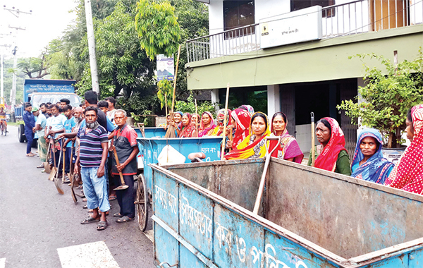 কেশবপুর পৌরসভার গার্ভেজ ট্রাক চালককে মারধর