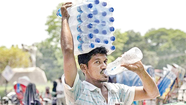 অসহনীয় দাবদাহে বিপাকে খেটে খাওয়া মানুষ