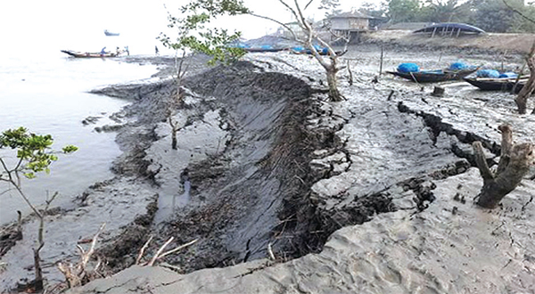 শ্যামনগরে নদীরক্ষা বাঁধে ২০০ ফুট ফাটল এলাকায় আতঙ্ক