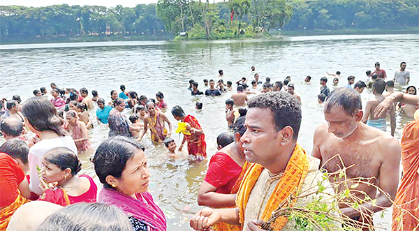 বরিশালের দুর্গাসাগরে অষ্টমী স্নানোৎসব