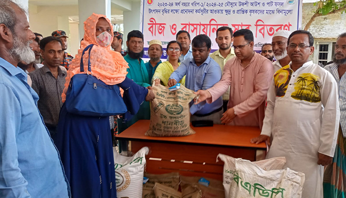 কাউখালীতে কৃষকের মাঝে প্রণোদনার বীজ ও সার বিতরণ