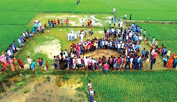 জমিতে গর্ত নিয়ে এলাহি কাণ্ড!