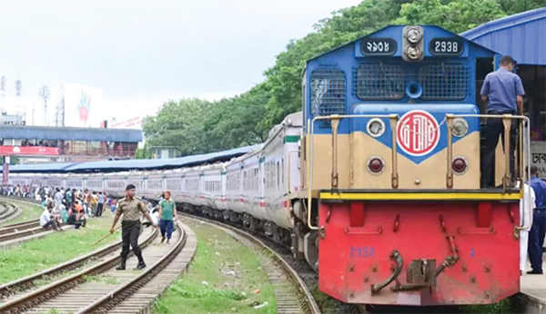 গরমে দুর্ঘটনা এড়াতে গতি কমিয়ে চলছে ট্রেন