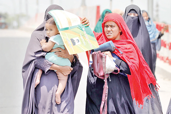 হাসপাতালে চিকিৎসা নিতে এসে গরমে অতিষ্ঠ রোগীরা