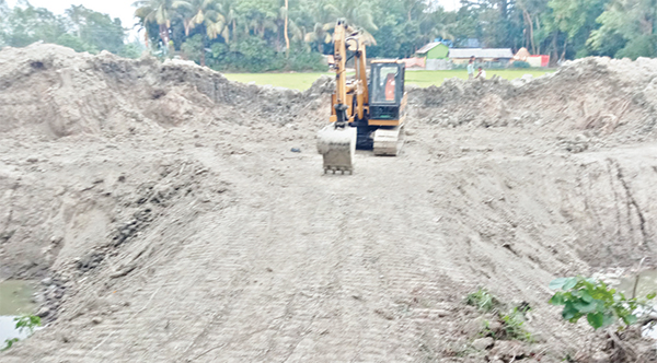 সোনাগাজী ডাঙি খালের মাটি লুটের অভিযোগ