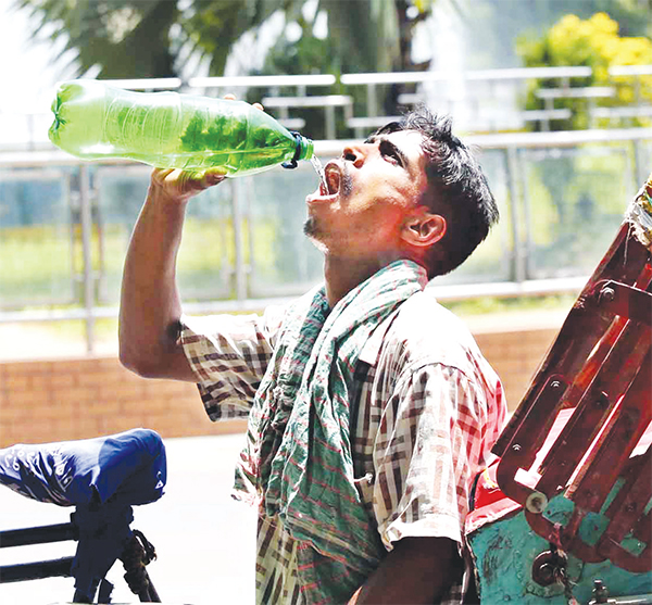 প্রচণ্ড গরমে বাড়ছে দুর্ভোগ