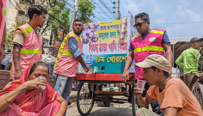 তাপদাহে তৃষ্ণার্ত মানুষকে পানি পান করাচ্ছে টিম খোরশেদ