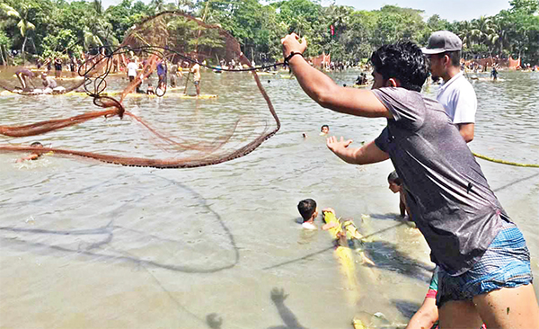 ঐতিহ্যবাহী ফোরকার পাড় দিঘিতে মাছ ধরার উৎসব