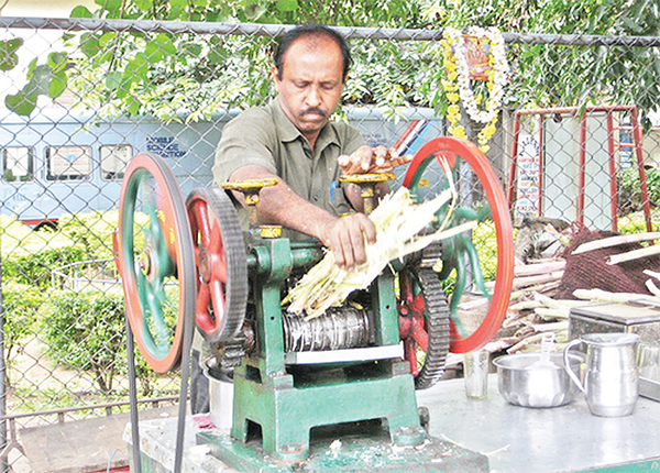 গরমে চাহিদা বেড়েছে আখের রসের