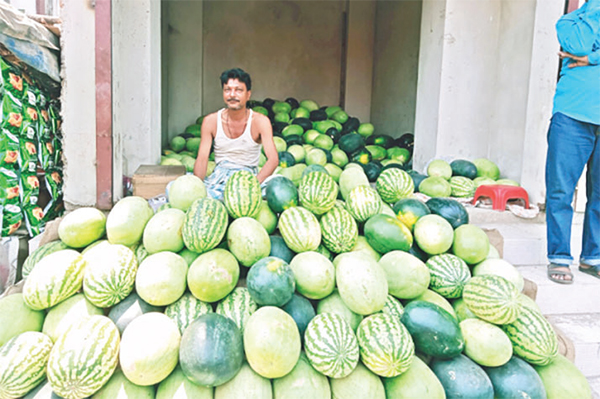 তীব্র দাবদাহে তরমুজের বাজারও গরম