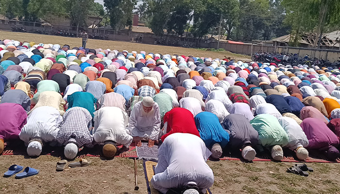 লালমনিরহাটের হাতীবান্ধায় বৃষ্টির জন্য বিশেষ নামাজ আদায়