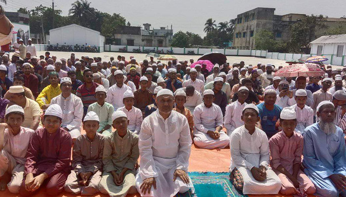 বৃষ্টির জন্য চোখের পানি ফেললেন ঈশ্বরদীর হাজারও মুসল্লি