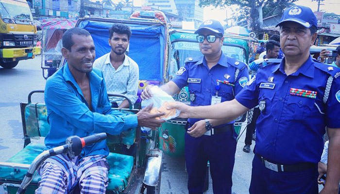 চৌমুহনীতে ট্রাফিক পুলিশ ও পথচারীদের মাঝে পানি, খাবার স্যালাইন ও জুস বিতরণ