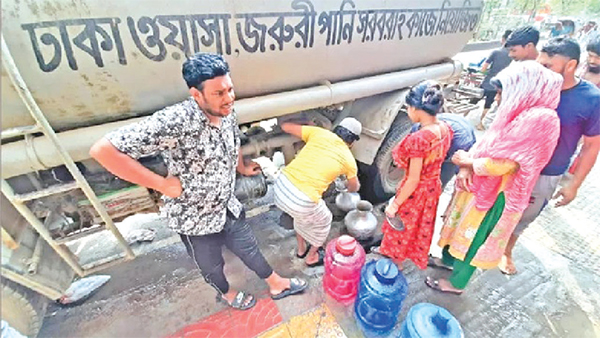 রাজধানীর জনবহুল পয়েন্টে ঢাকা ওয়াসার খাবার পানি সরবরাহ