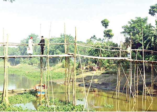 ২০ গ্রামের যোগাযোগের একমাত্র ভরসা বাঁশের সাঁকো