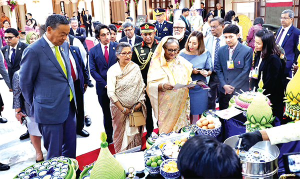 প্রধানমন্ত্রীর থাই হস্তশিল্প প্রদর্শনী পরিদর্শন