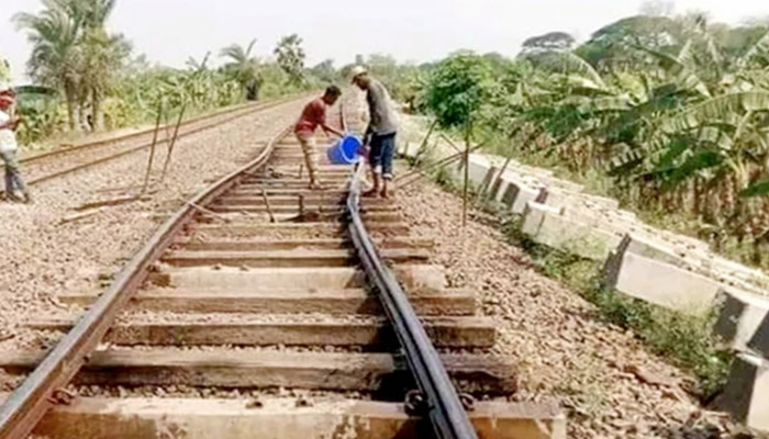 তীব্র তাপপ্রবাহে ঈশ্বরদীতে বেঁকে যাচ্ছে রেল লাইন