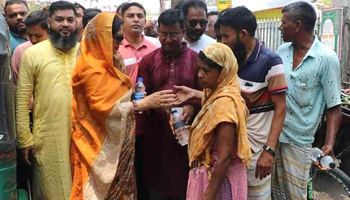 সিরাজগঞ্জে মানুষের মাঝে পানি বিতরণ করলেন ড. হেনরী এমপি