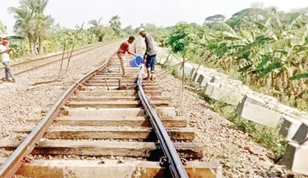 তীব্র তাপপ্রবাহে ঈশ্বরদীতে বেঁকে যাচ্ছে লাইন