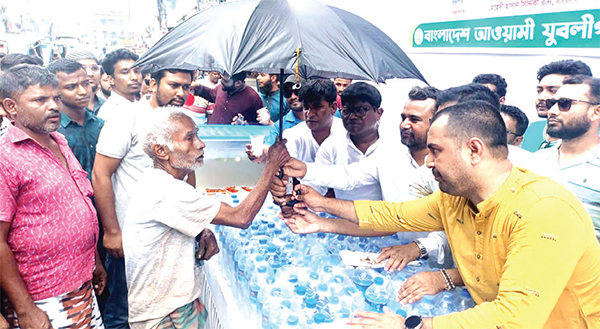 ছাতা, ক্যাপ, স্যালাইন বিতরণ করে যুবলীগ