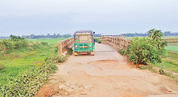 খানাখন্দ আর গর্তে ঝুঁকি নিয়ে চলছে যানবাহন