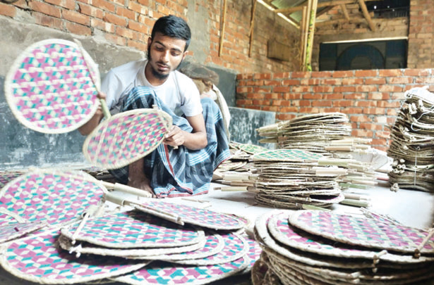 ব্যস্ত সময় যাচ্ছে হাতপাখার কারিগরদের