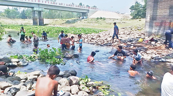 গাইবান্ধায় জলকেলিতে মেতেছে তরুণ-তরুণী