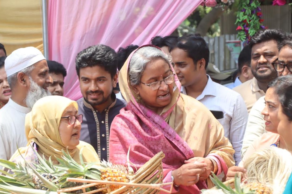 মানিকগঞ্জে পাইনাপেল সিল্ক উৎপাদন কেন্দ্র পরিদর্শন করলেন সমাজকল্যাণ মন্ত্রী ডা.দিপু মনি