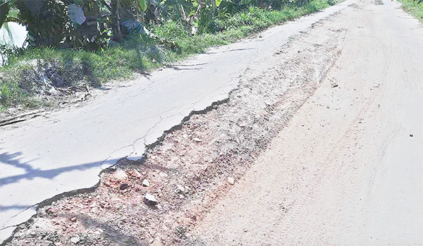 অভয়নগরে সড়কের আধা কিলোমিটার বেহালদশা