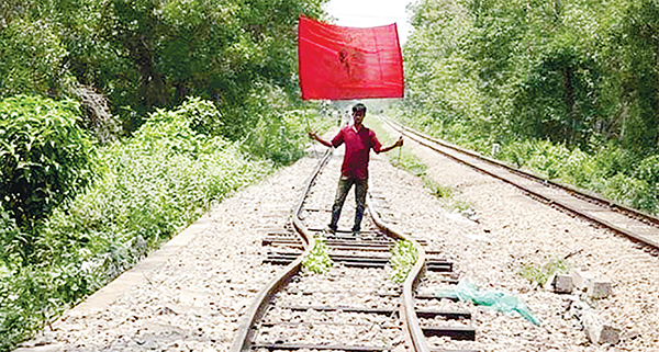 গরমে বেঁকে যাচ্ছে রেললাইন