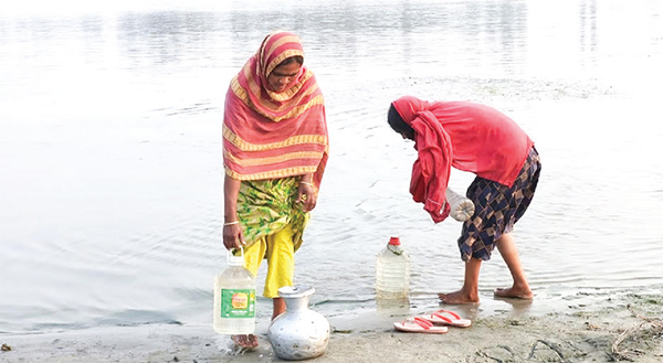 নলকূপ থাকা সত্ত্বেও তাদের ভরসা বৃষ্টি ও নদীর পানি