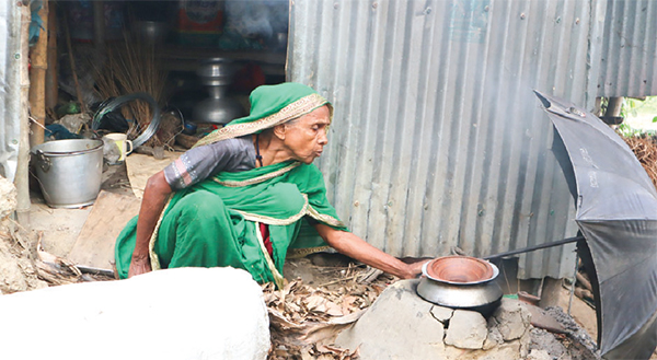 নওগাঁয় ১০ বছর ধরে রাস্তার পাশে মা