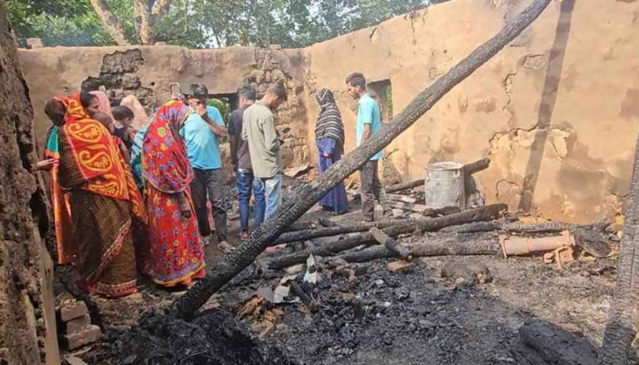 বজ্রপাতের আগুনে পুড়ে মরলো মা ও ছেলে