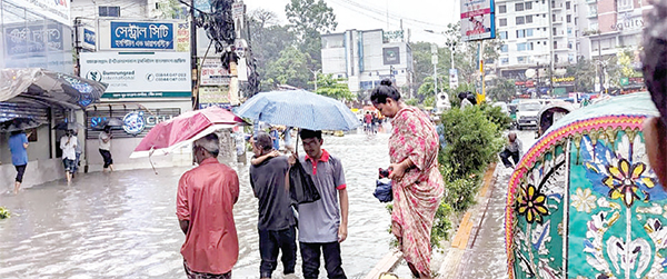 ভারি বৃষ্টিতে চট্টগ্রামের রাস্তায় জলজট