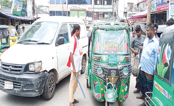 শাহরাস্তিতে সিএনজি অটোরিকশা থেকে চাঁদাবাজি