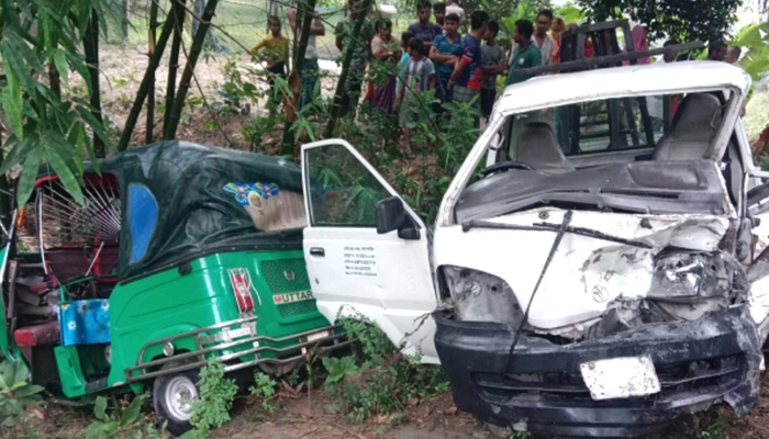 সিরাজগঞ্জে পিকআপভ্যান চাপায় অটোরিকশা চালকসহ নিহত ২