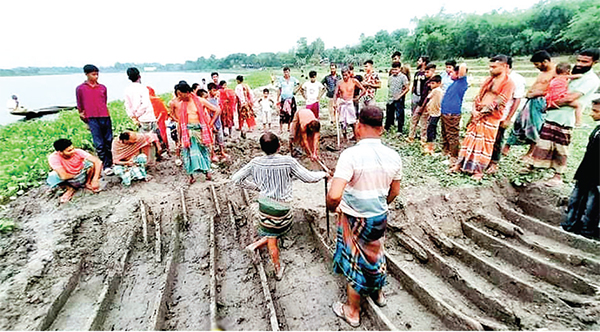 মাটির নিচে ২০০ বছরের পুরোনো নৌকার সন্ধান