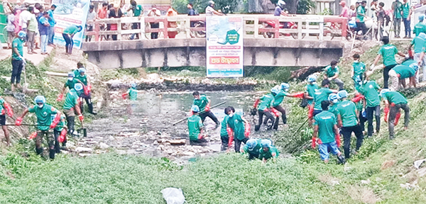 শ্যামাসুন্দরী খালে পরিষ্কার পরিচ্ছন্নকরণ শুরু