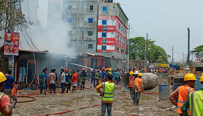 নারায়ণগঞ্জে গ্যাসলাইনের অগ্নিকাণ্ডে পুড়লো দোকানঘর