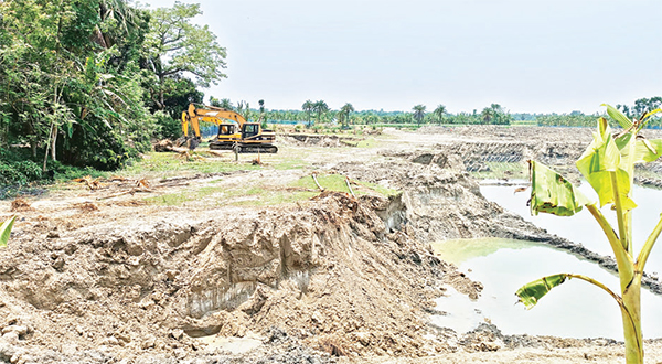 পুঠিয়ার ফসলিজমিতে অবৈধভাবে পুকুর খনন