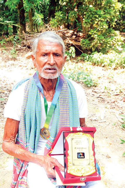 আকাশ কলি দাসকে ‘পাখি-বন্ধু’ পদকে ভূষিত