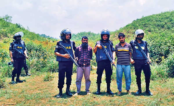 উখিয়ার রোহিঙ্গা ক্যাম্প থেকে আরসার দুই কমান্ডার আটক